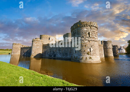 Beaumaris Castle, guardando verso Snowdonia, costruito nel 1284 da Edward 1st, considerato uno dei migliori esempio del XIII secolo archita militare Foto Stock