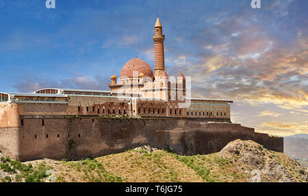 Pareti esterne con Minarete della moschea del XVIII secolo architettura ottomana del Ishak Pasha Palace (turco: İshak Paşa Sarayı) , Agrı pro Foto Stock