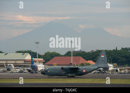 Aeronautica militare indonesiana aerei militari si preparano a prendere il via all'aeroporto internazionale Ngurah Rai di Bali con un background nella forma di un supporto Foto Stock