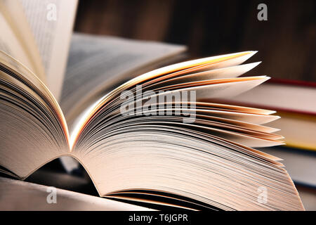 Composizione con il libro aperto sul tavolo. Foto Stock
