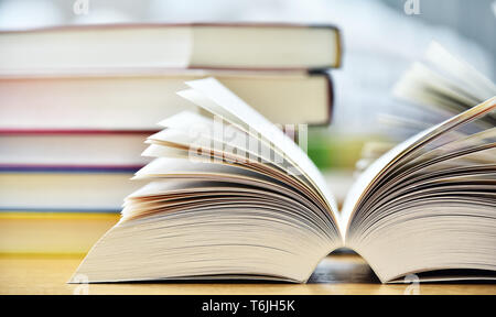 Libri giacente sul tavolo della biblioteca pubblica. Foto Stock