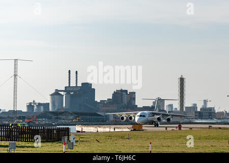 London, Regno Unito - 17 Febbraio 2019: CityJet irlandese di una compagnia aerea regionale basata a Dublino, British Aerospace per tipo di aeromobile Avro RJ85 al London City Airport Foto Stock