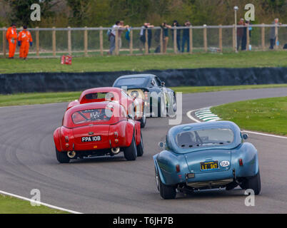 La Graham Hill Trophy gara operatori tenendo St Mary's corner nella 77a Goodwood GRRC Assemblea dei Soci, Sussex, Regno Unito. Foto Stock