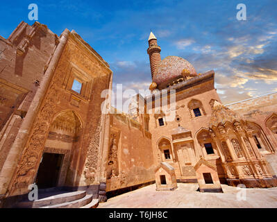 Cortile del xviii secolo architettura ottomana del Ishak Pasha Palace (turco: İshak Paşa Sarayı) , Agrı provincia orientale della Turchia. Foto Stock