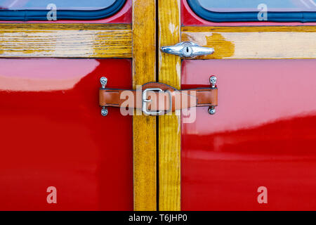 Porte posteriori con Cinturino Pelle, 1964 Austin Mini Countryman. Mark Burnett's Betty Richmond Trophy entrata nella 77a Goodwood Assemblea dei Soci, Sussex, Foto Stock