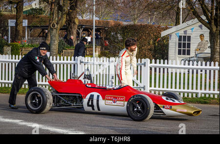 1968 Lotus-Ford 41x con driver Enrico Spagiarri nel paddock di contenimento prima del Derek Bell Cup gara al 77th Goodwood Assemblea dei Soci, SUSSEX REGNO UNITO. Foto Stock