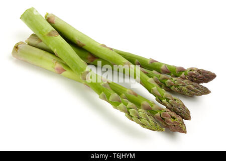 Gli asparagi verdi bastoni isolati su sfondo bianco Foto Stock