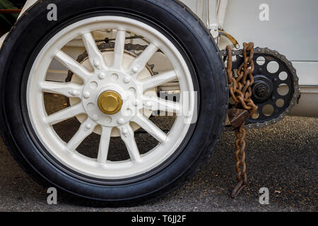 1909 Benz 200HP 'Blitzen Benz' con la sua trasmissione catena di sicurezza bloccato con la pesante catena e un lucchetto. 77Th Goodwood Assemblea dei Soci, Sussex, Regno Unito. Foto Stock