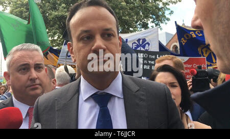 Un grab presi da PA video del Taoiseach Leo Varadkar affrontati dai manifestanti ad una dimostrazione da parte dei membri della Irish Farmers Association (IFA) al di fuori del Cork City Hall per chiedere al governo di introdurre maggiore Brexit supporti per gli allevatori di bovini. Foto Stock