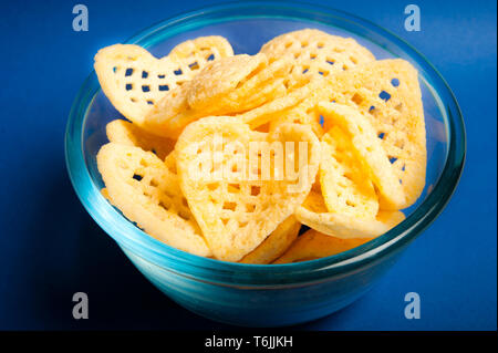 Patate chips in una ciotola di vetro Foto Stock