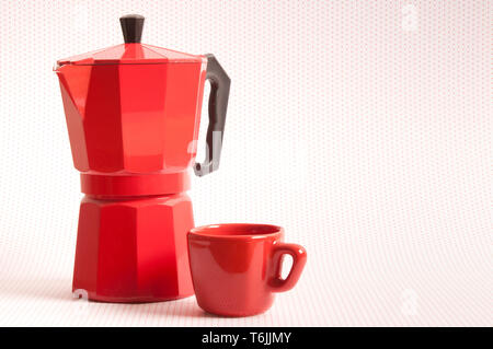 Red caffettiera Moka pot e rosso per la tazza di caffè espresso Foto Stock