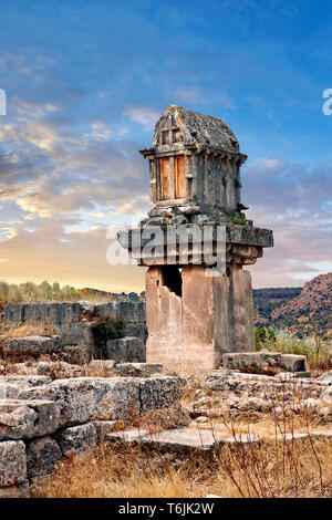 Un marmo Lycian pilastro tomba da 480-470 A.C. Xanthos, Patrimonio Mondiale UNESCO sito archeologico, Turchia Foto Stock