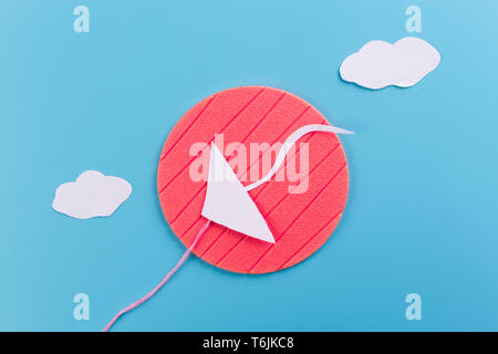 Arte di carta di kite sfondo blu Foto Stock