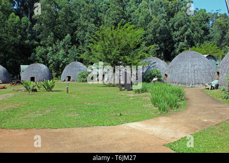 Case tradizionali in Swaziland come alloggio in un parco nazionale Foto Stock