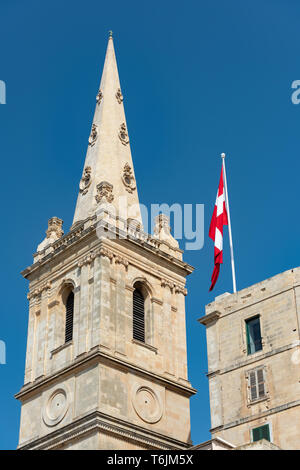 Il 60m alto campanile di San Paolo Pro-Cathedral in Valletta con una bandiera Maltese Foto Stock