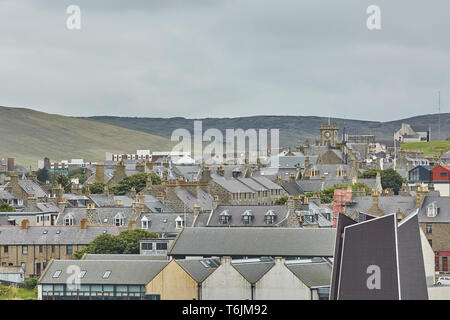 Lerwick centro città sotto il cielo nuvoloso, Lerwick, isole Shetland, Scotland, Regno Unito Foto Stock