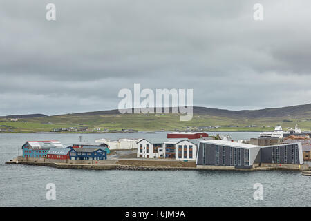 LERWICK, isole Shetland Scozia, Regno Unito - 20 agosto 2017: Lerwick centro città sotto il cielo nuvoloso, Lerwick, isole Shetland, Scotland, Regno Unito Foto Stock