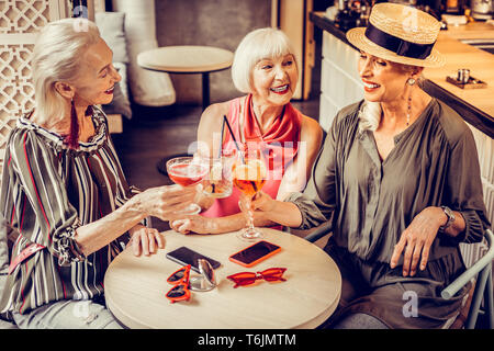 Trasmissione via IR di belle donne anziane in appoggio insieme dopo lunghi anni Foto Stock