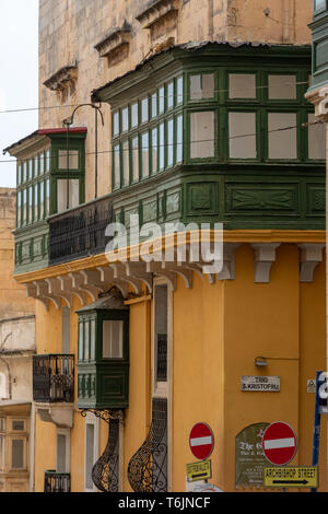 Tradizionali case di maltese in Valletta con la loro vibrante, racchiusi in legno balconi (galleriji) e facciate di pietra calcarea. Foto Stock