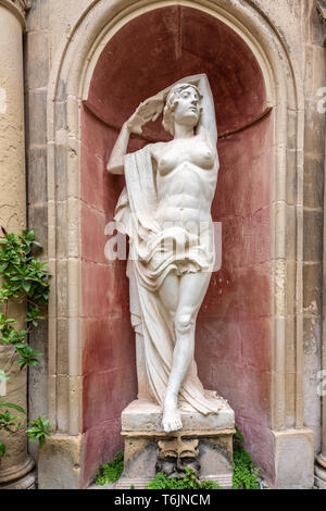 Una statua nel giardino di Casa Rocca Piccola, lo storico palazzo del XVI secolo di Nicolas de Piro e famiglia, sulla Repubblica di San Foto Stock