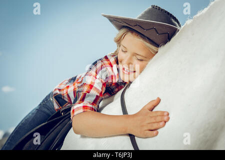 Felice bella ragazza esprimendo il suo amore per la casa Foto Stock