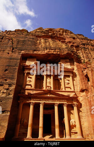 Il Tesoro (o) Al-Khazneh questa magnifica struttura scavata nella roccia arenaria come una tomba di Nabataean re Aretas III. Petra, Giordania. Foto Stock