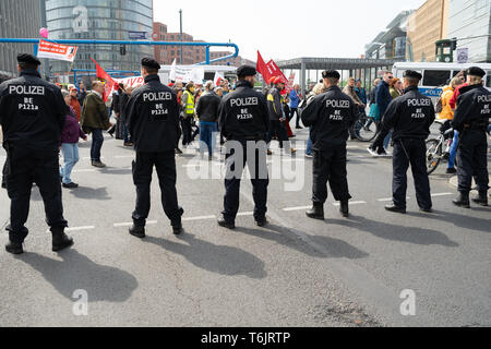 Berlino - Maggio 01, 2019: tradizionale giorno di maggio la dimostrazione della solidarietà dei lavoratori. International giorno della festa dei lavoratori. Cordone di polizia. Foto Stock