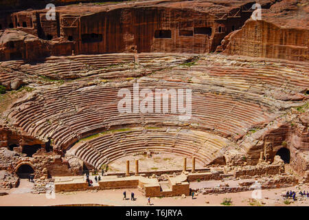 Il teatro, teatro di Nabataean in Petra. La parte più grande del teatro fu scolpito nella roccia, Petra, Giordania. Foto Stock