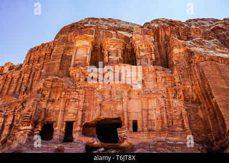 Il corinzio tomba, cosiddetta tomba reale, Petra, Giordania. (Facciata simile alla tomba del tesoro e Monastero tomba) Foto Stock