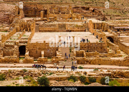 Vista in elevazione delle rovine del grande tempio complesso, risalente al I secolo A.C., Petra, Giordania. Foto Stock