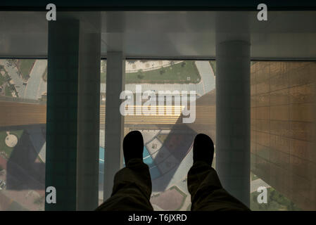 In piedi sul passaggio in vetro sul telaio di Dubai nuova attrazione turistica in Dubai EMIRATI ARABI UNITI Foto Stock