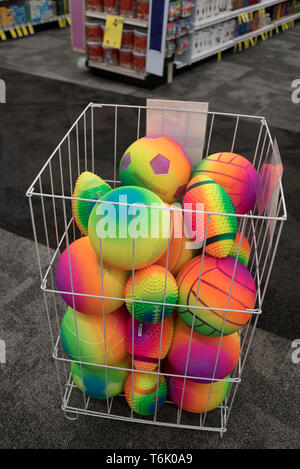 Un cestino pieno di palline colorate per la vendita in un negozio di farmaco. Foto Stock