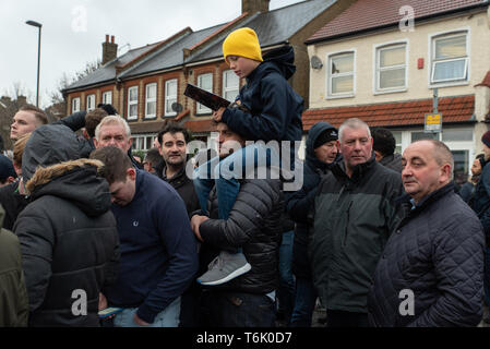 Bambino su un uomo di spalle tra il Tottenham Hotspur di ventole a Selhurst Park a un FA Cup tie contro il Crystal Palace di Londra. Foto Stock