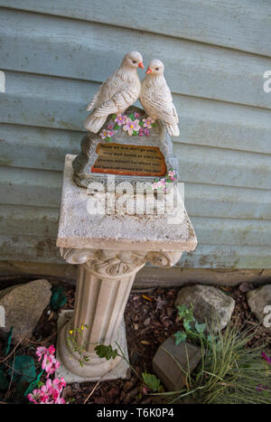 Onorando diletti familiari in un memorial Garden impostato in un cantiere in una casa privata in Carolina del Sud. Foto Stock