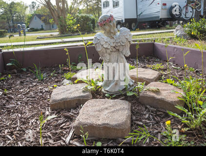 Onorando diletti familiari in un memorial Garden impostato in un cantiere in una casa privata in Carolina del Sud. Foto Stock