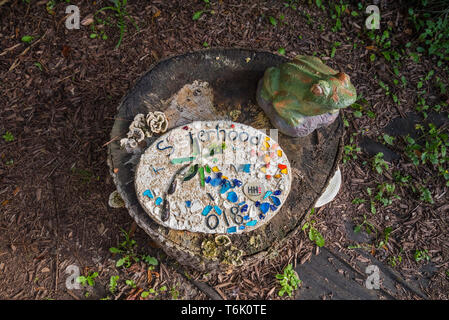 Onorando diletti familiari in un memorial Garden impostato in un cantiere in una casa privata in Carolina del Sud. Foto Stock