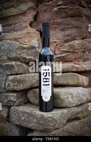 Welsh bottiglia di vino. Il castello bianco Vigna Llanvetherine Abergavenny, Monmouthshire, Galles. Foto Stock