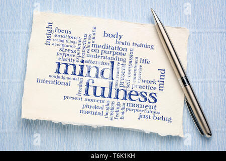 Mindfulness word cloud - scrittura a mano su un foglio di grezzo Khadi paper Foto Stock