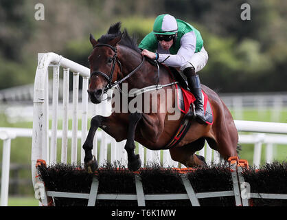 Zero dieci cavalcato da David Mullins cancella l'ultima sul modo di vincere Il Connolly's RED MILLS Irish EBF Auction ostacolo finale di serie durante la due giorni del festival di Punchestown a Punchestown Racecourse, nella contea di Kildare, Irlanda. Foto Stock