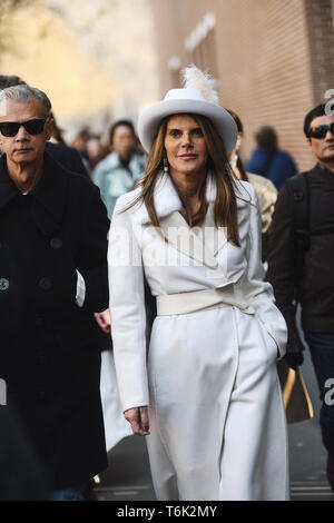 Milano, Italia - 21 Febbraio 2019: Street style - giornalista di moda Anna Dello Russo prima di una sfilata di moda durante la Settimana della Moda Milanese - MFWFW19 Foto Stock