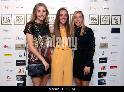 Arsenal's Lea Williamson (sinistra), Lisa Evans e Giordania Knobbs (a destra) durante il 2019 PFA premi al Grosvenor House Hotel di Londra. Foto Stock