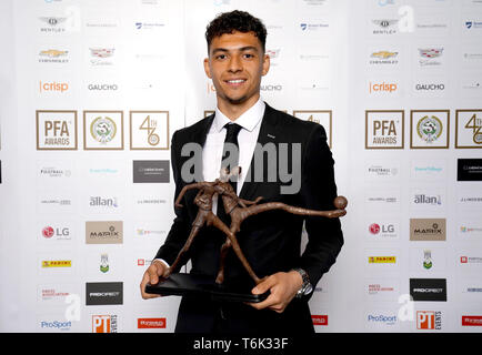 Mansfield Town Tyler Walker pone con la sua PFA lega due Team del premio di anno durante il 2019 PFA premi al Grosvenor House Hotel di Londra. Foto Stock