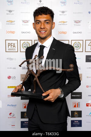 Mansfield Town Tyler Walker pone con la sua PFA lega due Team del premio di anno durante il 2019 PFA premi al Grosvenor House Hotel di Londra. Foto Stock