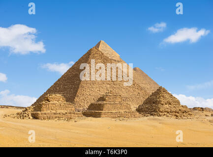 Piramidi egiziane nel deserto di Giza in una riga Foto Stock