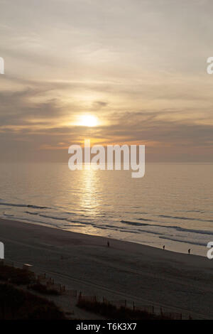 Tramonto su Myrtle Beach in South Carolina, Stati Uniti d'America. Il sole splende sopra l'Oceano Atlantico. Foto Stock