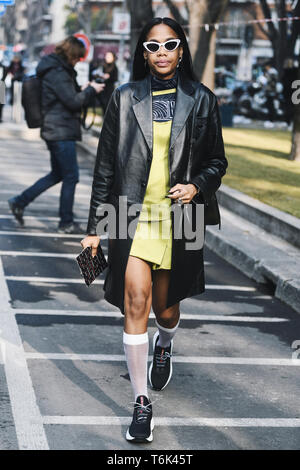 Milano, Italia - 21 Febbraio 2019: Street style - donna che indossa un cappotto di Prada dopo una sfilata di moda durante la Settimana della Moda Milanese - MFWFW19 Foto Stock