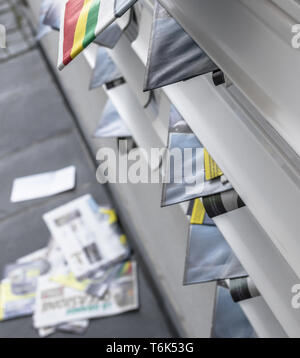 Metallo moderno le caselle di posta, trabocca di volantini Foto Stock