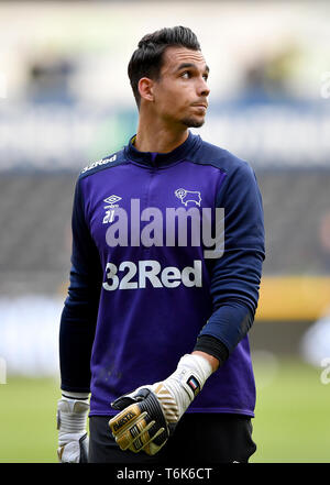 Derby County portiere Kelle Roos riscalda-up prima che il cielo di scommessa match del campionato al Liberty Stadium, Swansea. Foto Stock