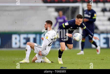 Swansea City's Matt Grimes (sinistra) e Derby County Harry Wilson (destra) battaglia per la sfera durante il cielo di scommessa match del campionato al Liberty Stadium, Swansea. Foto Stock