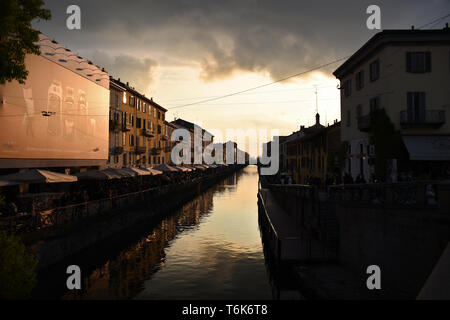 Calma e colorato tramonto a Milano, in zona Navigli Foto Stock